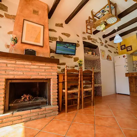 Casa Al Reves * Laroya